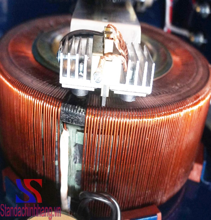 hình ảnh lõi đồng và 2 chổi than của ổn áp standa 15kva loại điện áp 50V đến 250V