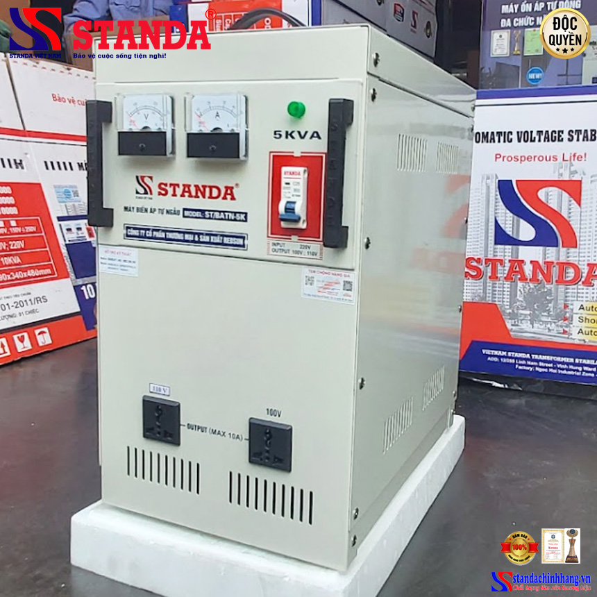 Ảnh biến áp tự ngẫu Standa 5KVA dải điện áp 220V - 200V -110V với mặt nghiêng của máy 