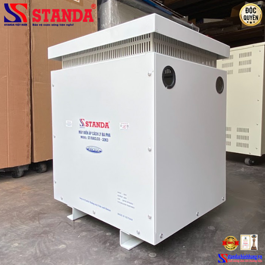 Biến áp Standa 32KVA dải 380V - 220V -200V với mặt nghiêng của máy 