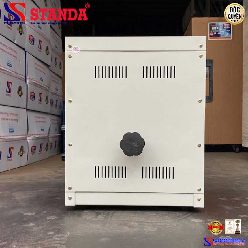 máy biến áp vô cấp STANDA 7.5KVA điện áp 220V-300V mặt nghiêng của máy 