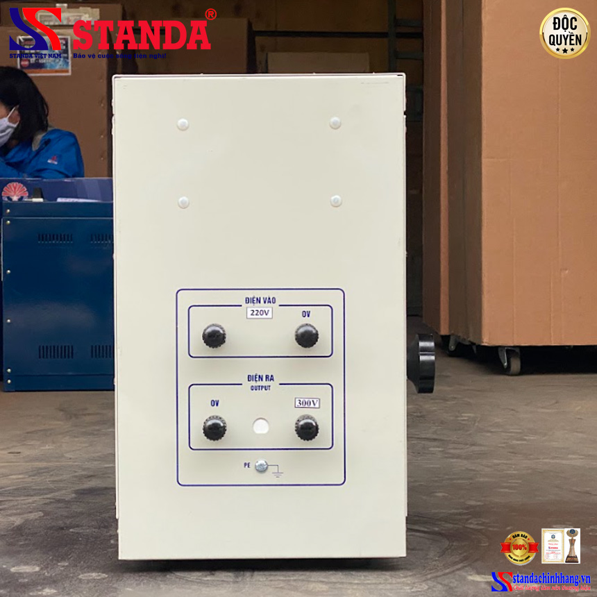 hình ảnh máy biến áp vô cấp STANDA 7.5KVA điện áp 220V-300V mặt sau của máy 