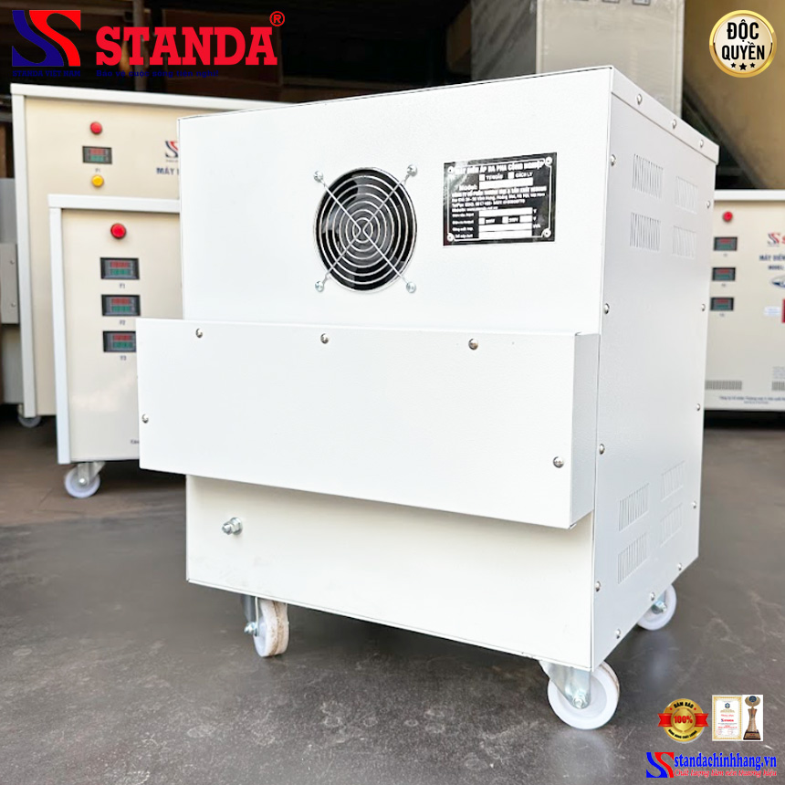 hình ảnh máy biến áp tự ngẫu Standa 20KVA điện áp 380V-220V-200V mặt sau của máy 