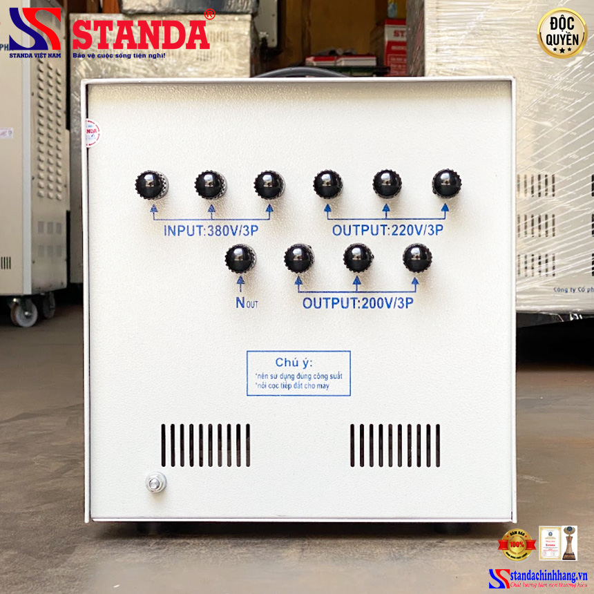 mẫu máy biến áp cách ly Standa 6KVA điện áp 380V-220V-200V mặt sau của máy 