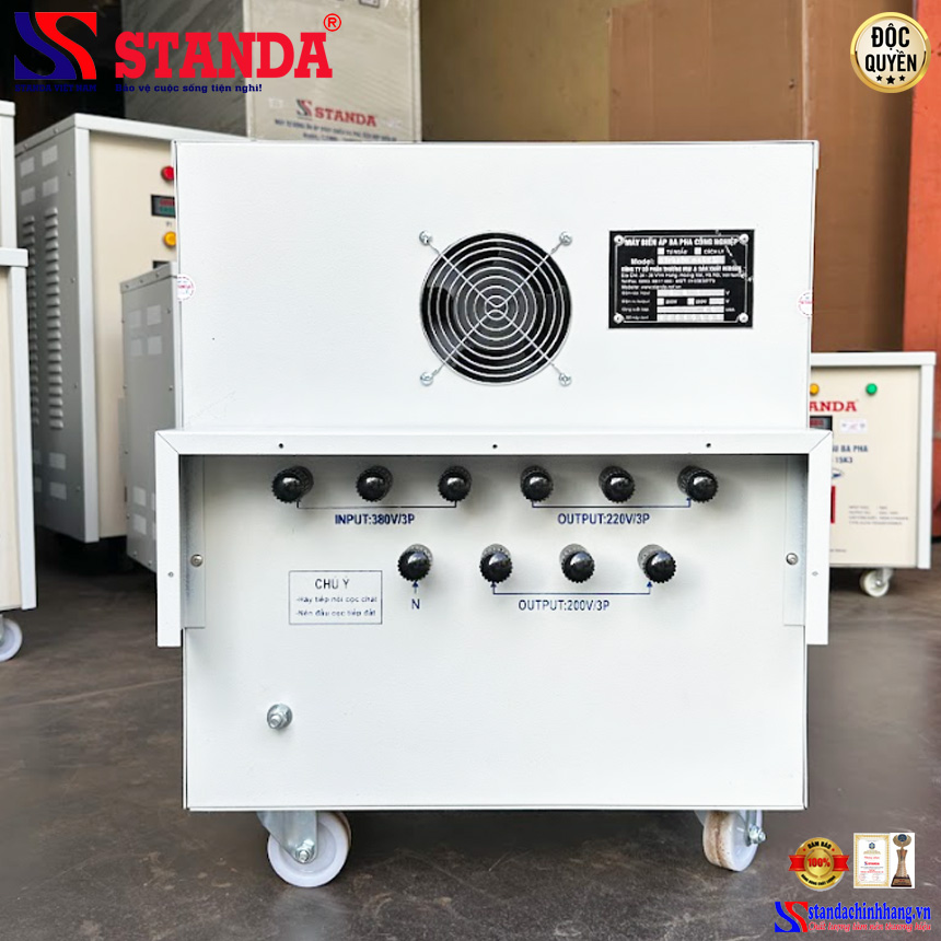 hình ảnh máy biến áp tự ngẫu Standa 40KVA điện áp 380V-220V-200V mặt sau của máy 