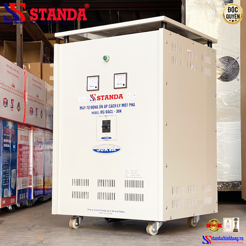 Mẫu máy ổn áp cách ly Standa 30KVA điện áp vào 150_250 điện áp ra 200V - 100V mặt nghiêng của máy 