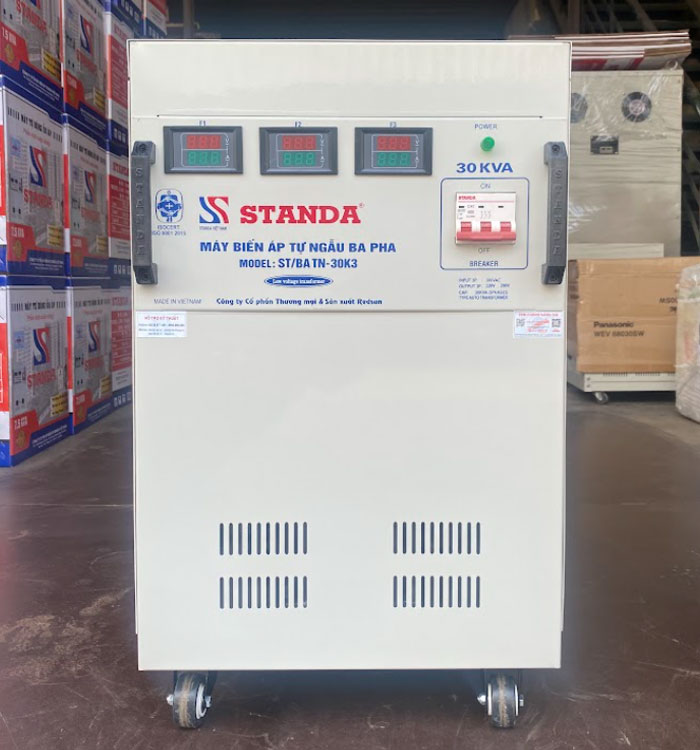 ảnh máy biến áp tự ngẫu đồng hồ điện từ 30KVA mặt trước của máy 