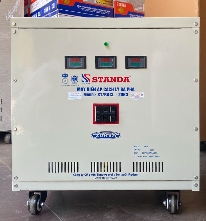 ảnh máy biến áp cách ly Standa 20KVA dây đồng DHDT mặt trước máy 
