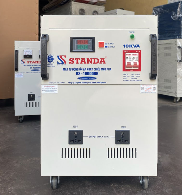 máy tự động ổn áp xoay chiều 1 pha 10KVA dải 90V -250V mặt trước của máy 