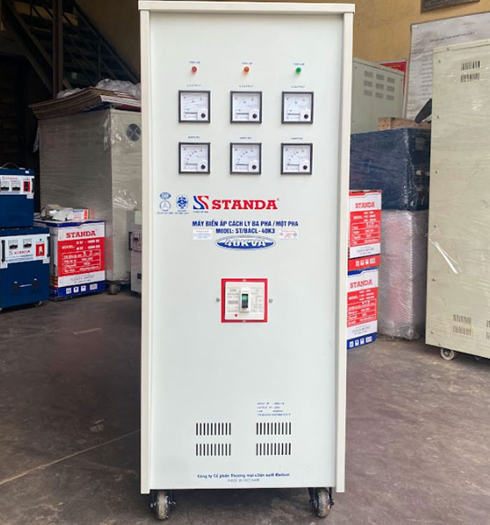 ảnh may biến áp cách ly Standa vào 3 pha ra 1 pha dây đồng mặt trước của máy 