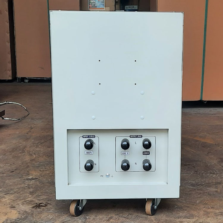 Ảnh máy biến áp tự ngẫu đổi nguồn Standa 110V mặt sau của máy
